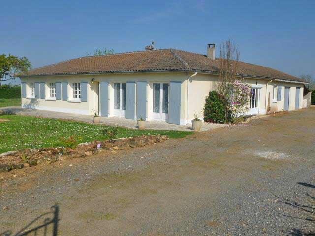 Charming 4 Beds Bungalow With 2 Garages..
