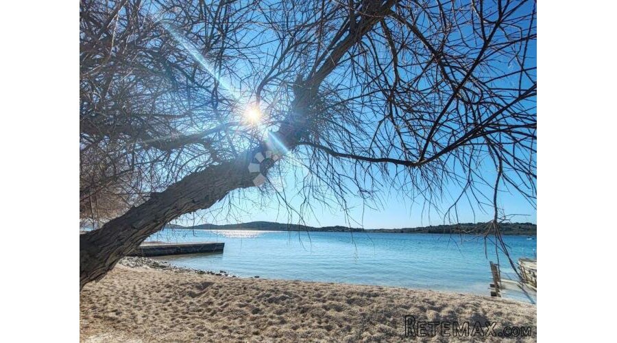 SRIMA - atraktivna kuća u prvom redu do plaže s predivnim v