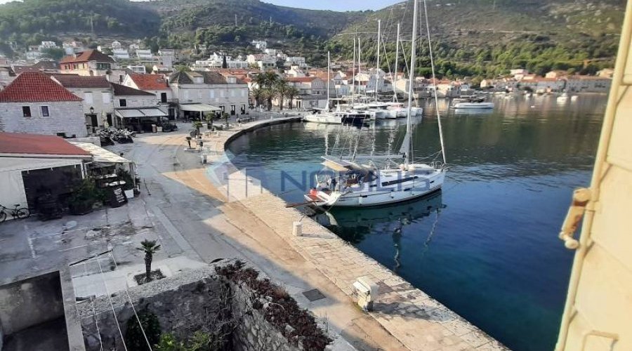 Vis, stara kamena kuća 237 m2, prvi red do mora - 10