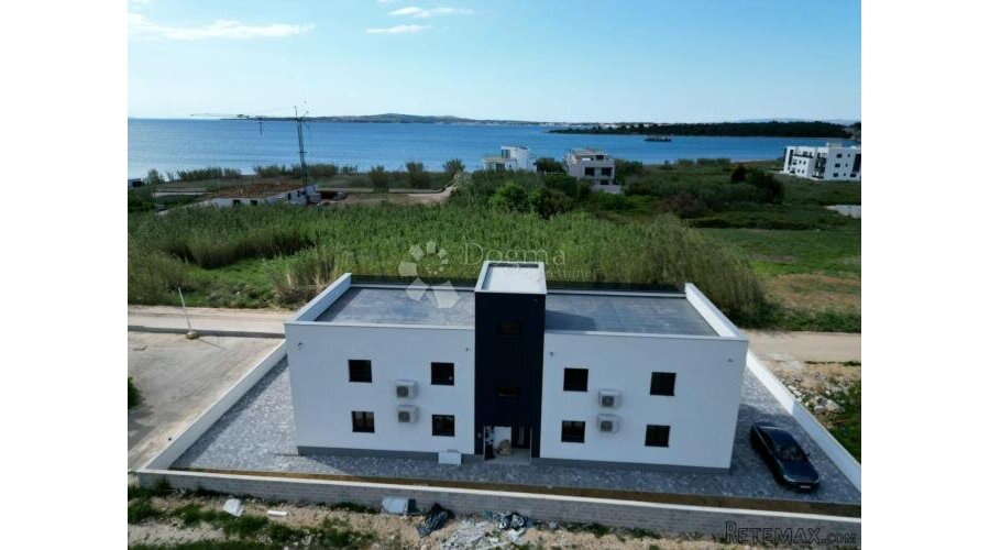 PRIVLAKA - MODERAN PENTHOUSE S4 SA KROVNOM TERASOM - 2