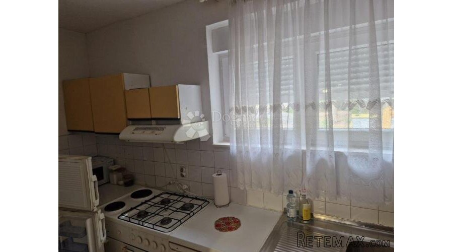 TROGIR - STAN U PRIZEMLJU S DVIJE SPAVAĆE SOBE