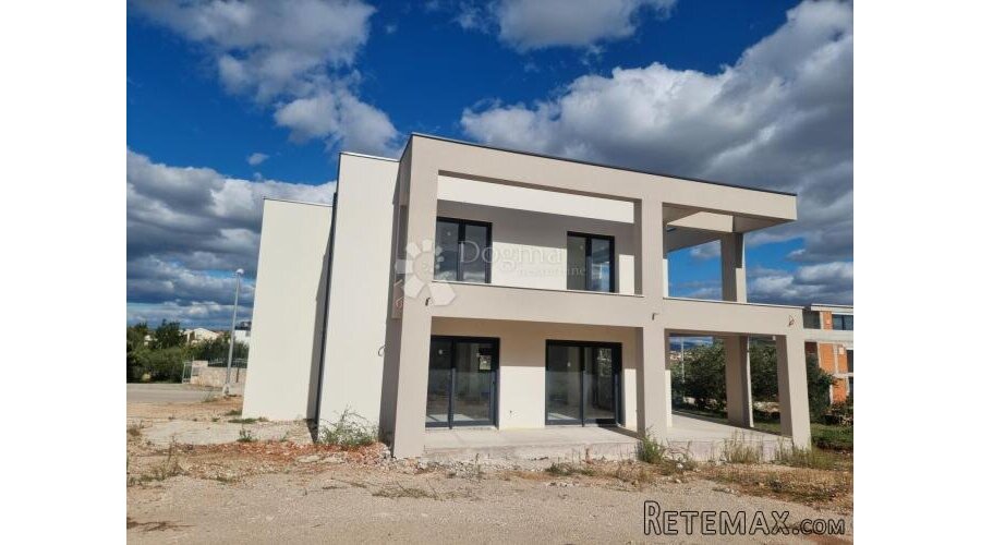 Vodice - moderna villa s bazenom