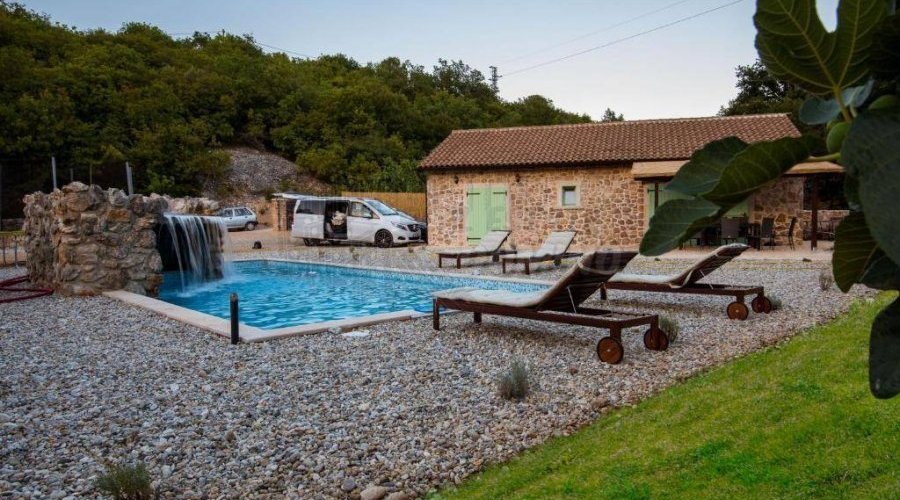 Šarmantna vila sa okućnicom od 3000m2 i bazenom! - 2