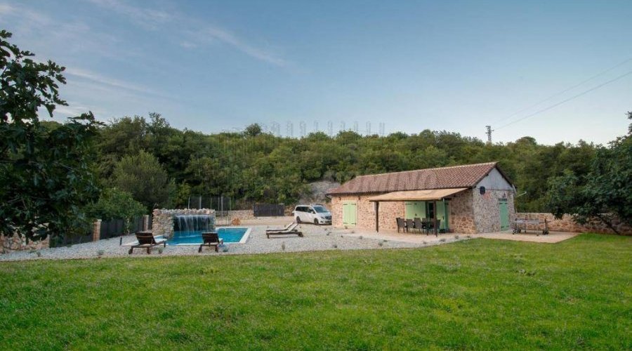 Šarmantna vila sa okućnicom od 3000m2 i bazenom! - 3