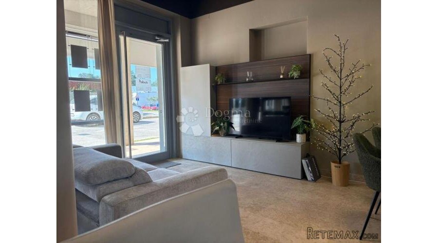 Atraktivan poslovni prostor Novigrad 129 m² sa vlastitim par