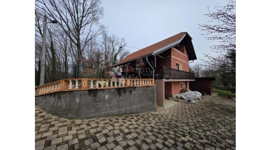 Prostrana kuća s velikom okućnicom i šumom