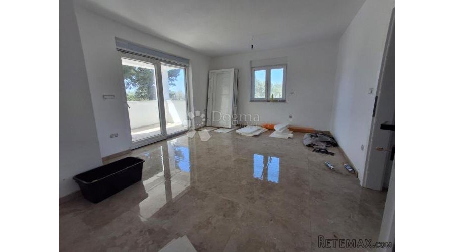 Dvosobni apartman u novogradnji na top lokaciji u Barbatu
