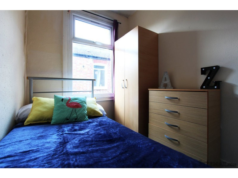 Single with single bed near Turnpike..