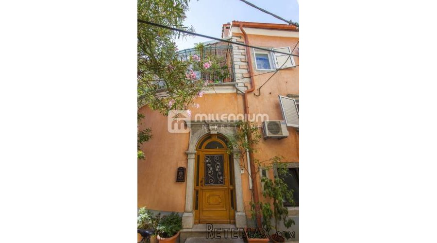 Otok Cres, Grad Cres, kuća s restoranom, apartmanima i..
