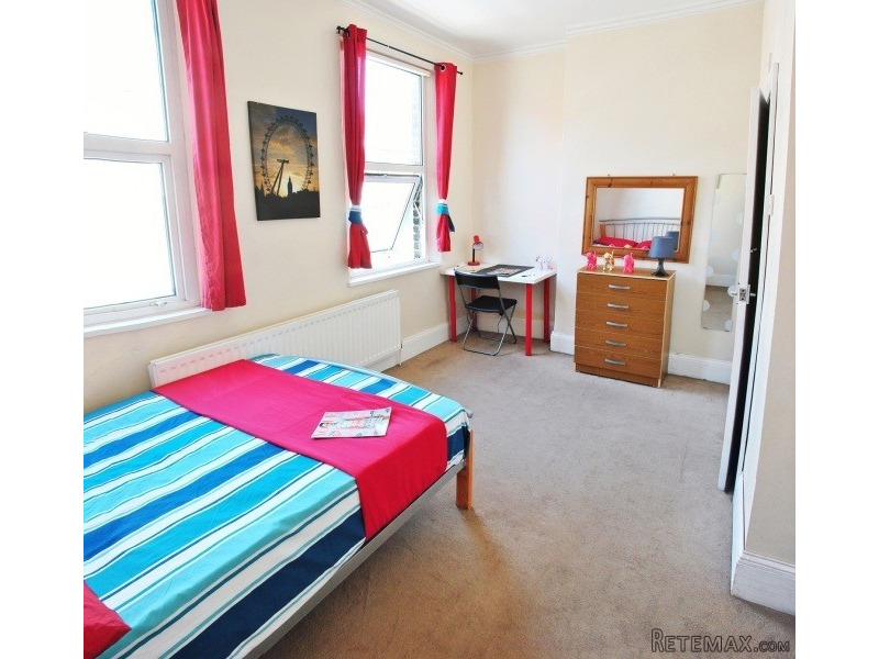 Single with double bed near Kensal..