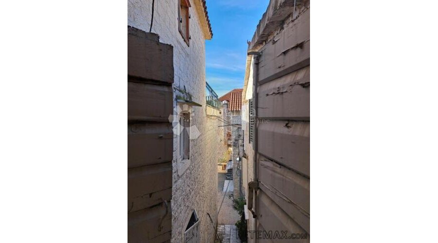 TROGIR- KUĆA U STAROJ JEZGRI GRADA