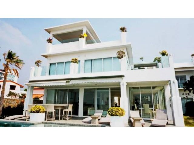 Exceptional house on the sea..