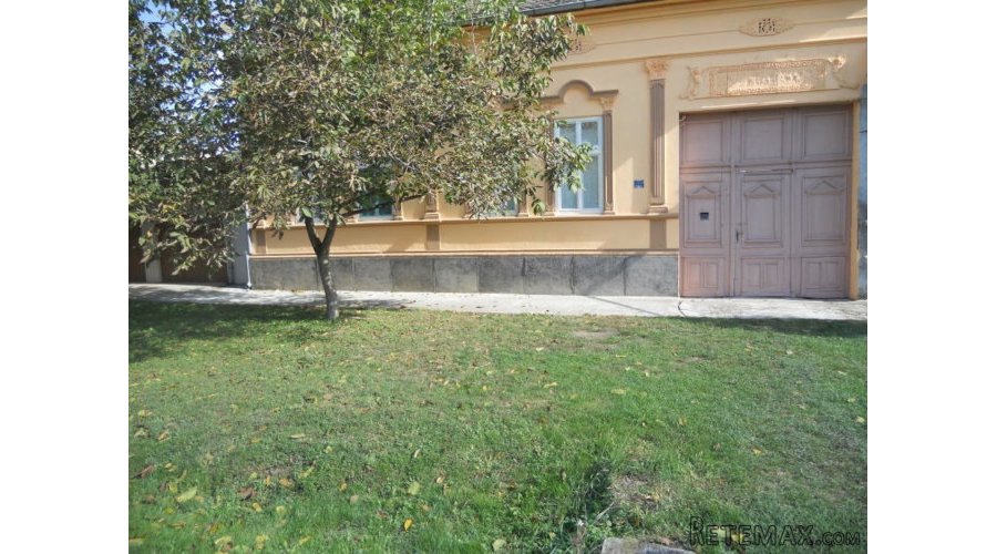Prostrana uknižena kuća sa ajnfort kapijom