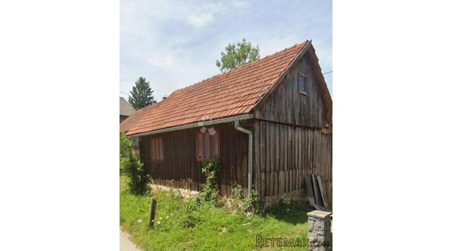 Drvena starina na parceli od 600 m2 u Ogulinu