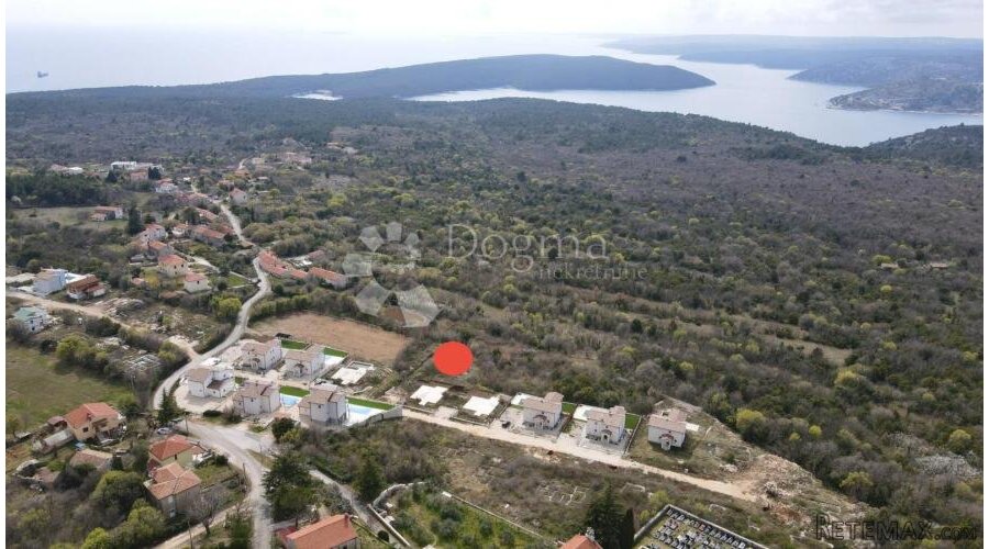 Teren sa građevinskom dozvolom i plaćenim komunalijama