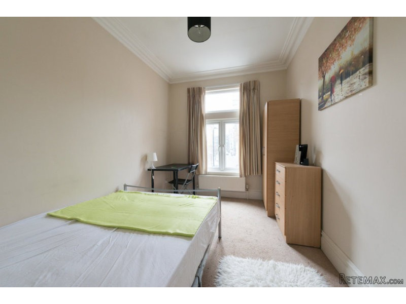 Single with double bed near Ealing..