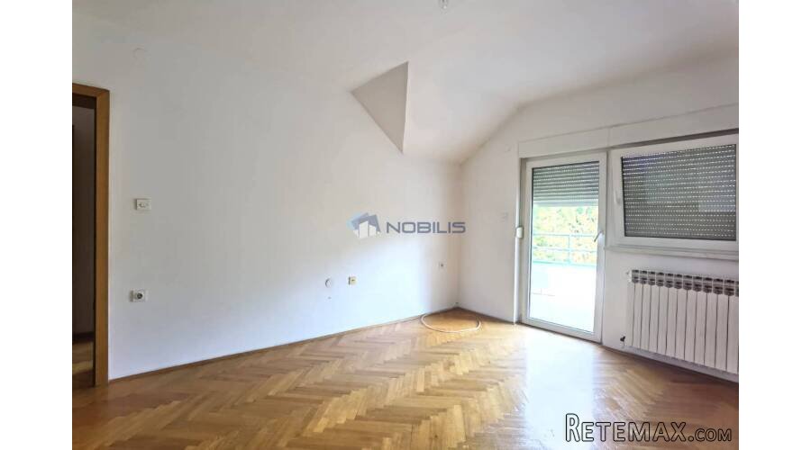 Bjelovar (Centar) 4-sobni stan, 116,75 m2 + 101,33 m2 TAVAN - 2