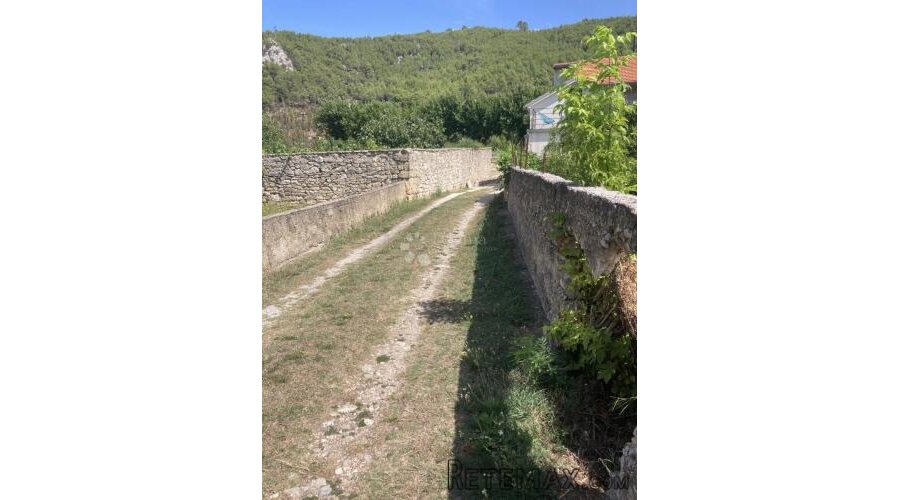 GRAĐEVINSKO ZEMLJIŠTE – CENTAR SKRADINA – 1.050 m² - 2