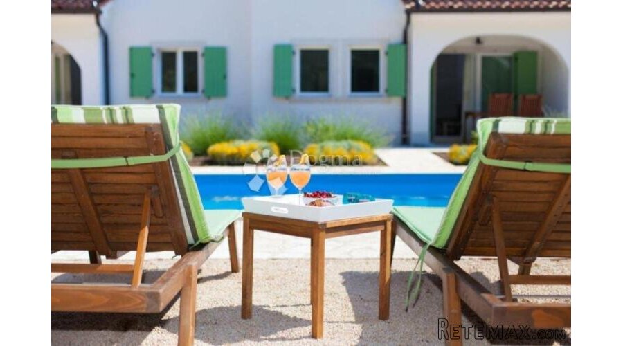 Tri autentične kamene vile u nizu s bazenom– Dobrinj, otok K - 2