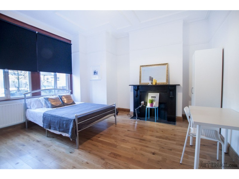 Single with double bed near Willesden..
