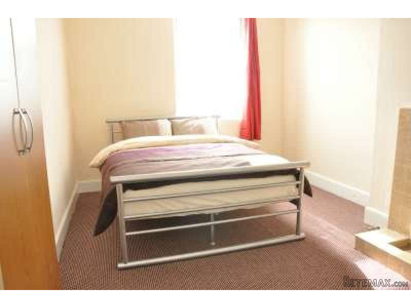 Single with double bed near Stratford..