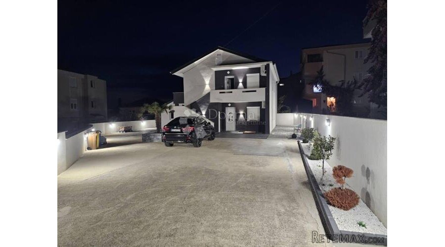 OTOK PAG NOVALJA SAMOSTOJEĆA KUĆA SA TRI APARTMANA