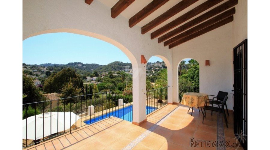 This very well presented villa is distributed on two levels.. - 2