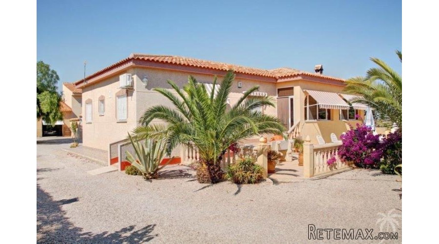 This beautifully situated finca with a separate guesthouse.. - 2
