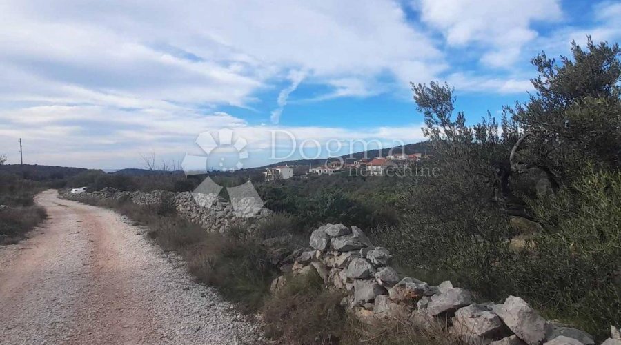 GRAĐEVINSKO ZEMLJIŠTE U BLIZINI ROGOZNICE - 3