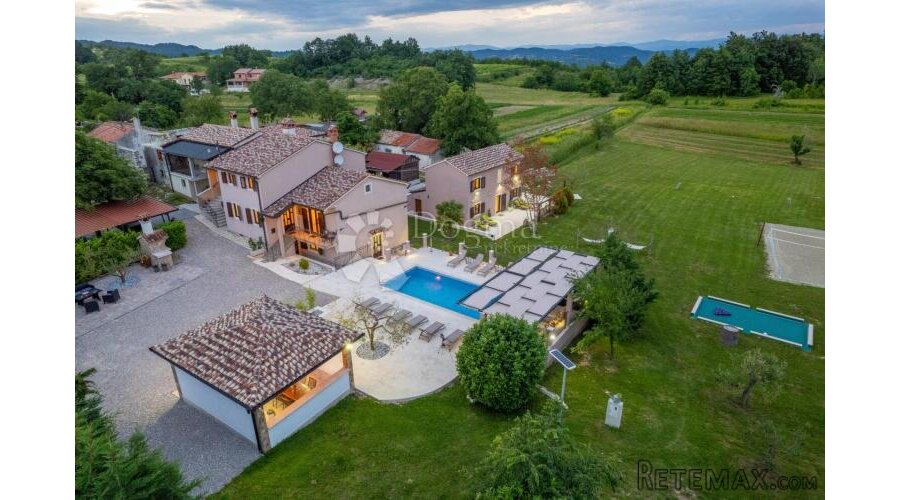 Tri kuće za odmor na 4500 m² okućnice!