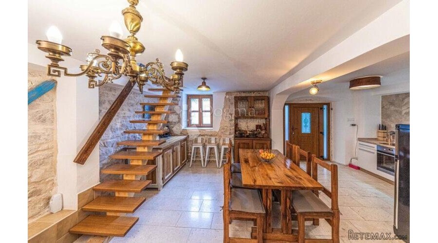 Predivna kamena kuća sa bazenom