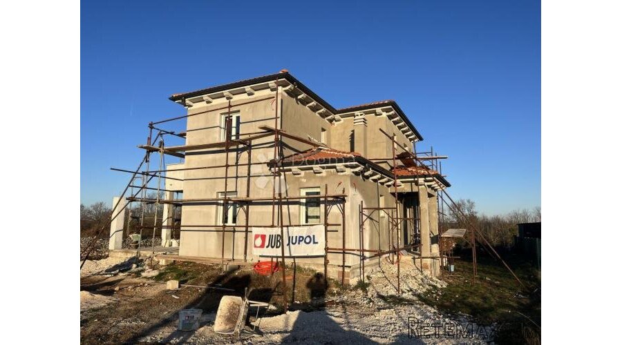 Kuća okružena prirodom