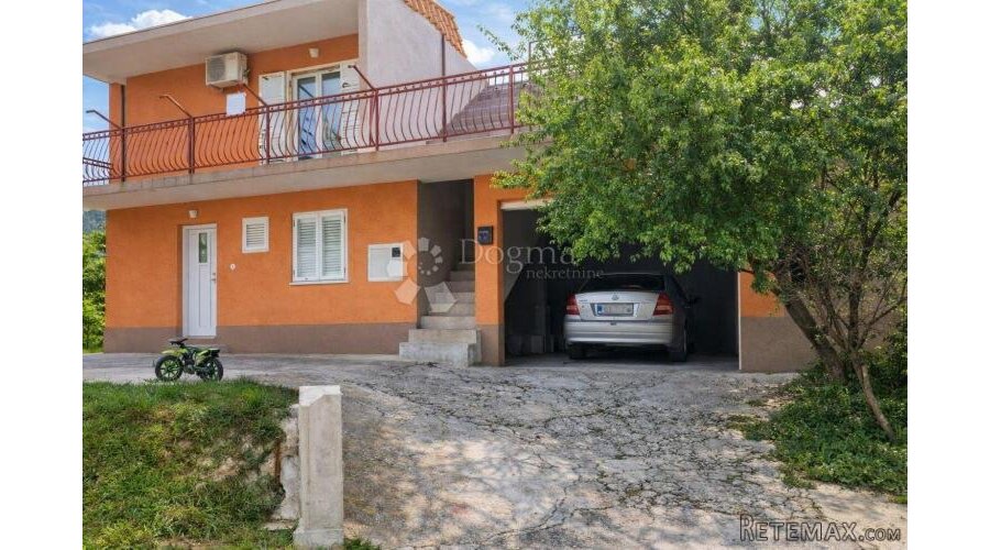 Kuća sa dva stana i garažom, Žrnovnica