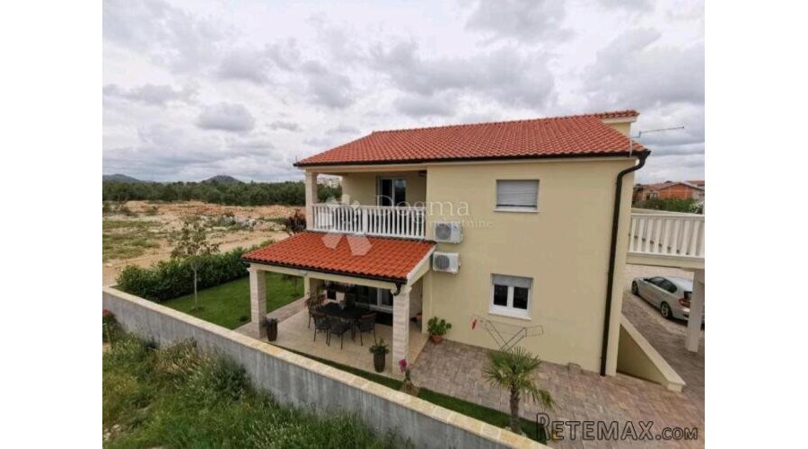 Kuća s 3 apartmana u mirnom dijelu Vodica!
