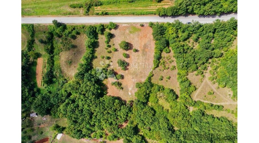 Građevinski teren okružen prirodom