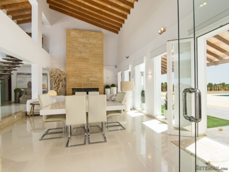 Exclusive Contemporary-Style Country.. - 2
