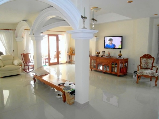5 bedroom downtown 2 storey pool home.. - 2