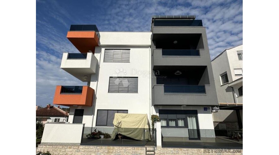 PETRČANE PENTHOUSE UZ MORE !!