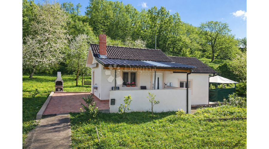 Renovirana namještena prizemnica s prostranom okućnicom