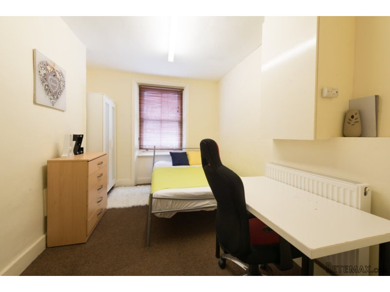 Single with double bed near Queens Park..