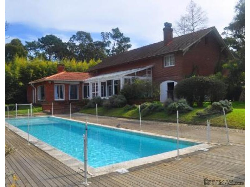 7 Bedroom House - For Rent - Golf