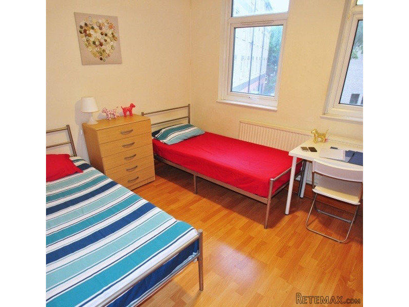 Twin with 2 single bed near Maida Vale..
