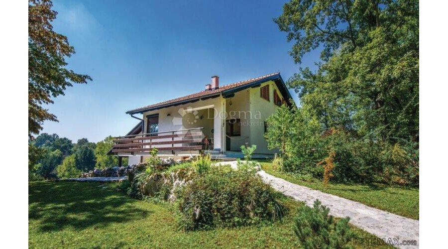 MREŽNICA - KUĆA BLIZU SLAPOVA UZ VELIKO ZEMLJIŠTE