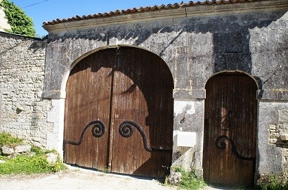 Lovely Charentaise property to renovate - 2