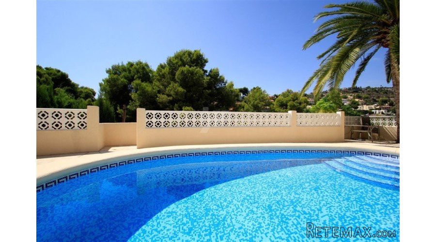 This well presented villa is distributed over two levels.. - 2