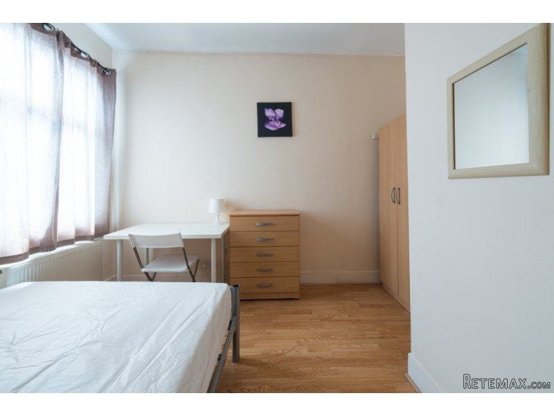 Single with double bed near Turnpike..