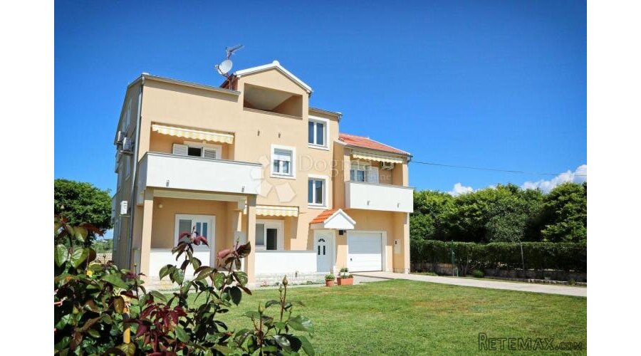 INVESTICIJA Vlašići, Pag - Kuća s 5 apartmana 50m od mora
