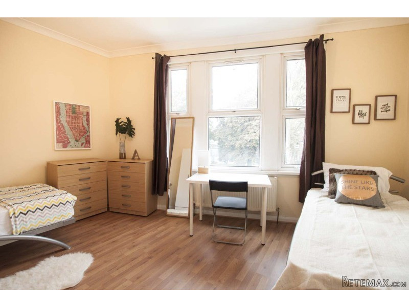 Twin with 2 single bed near East Ham..