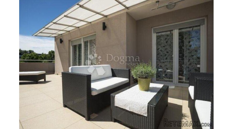 Predivan penthouse u centru Dugog Sela