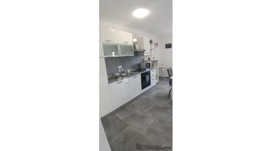 Apartman sa privatnim bazenom i dvorištem od 213m2 - 2